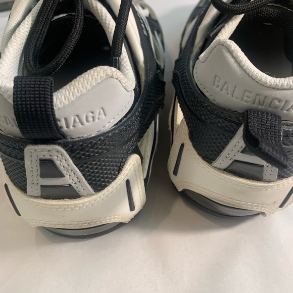 Ladies  Black and White Athletic Shoes size 38 or 7 1/2 - Picture 9 of 9